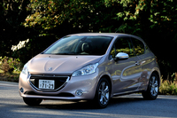 プジョー208アリュールETG5
    ボディーサイズ：全長×全幅×全高＝3960×1740×1470mm／ホイールベース：2540mm／車重：1070kg／駆動方式：FF／エンジン：1.2リッター直4 DOHC 16バルブ／トランスミッション：5AT／最高出力：82ps/5750rpm／最大トルク：12.0kgm/2750rpm／タイヤ：（前）195/55R16 （後）195/55R16／車両本体価格：219万円