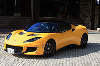 エクステリアは、フロントマスクを中心に大幅に意匠を変更。空力性能や、エンジンやドライブトレインの冷却効率の改善が図られている。