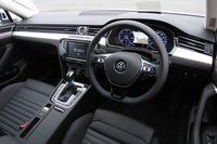 「パサートGTEヴァリアント アドヴァンス」のインテリア。上級グレード「アドヴァンス」にはフルデジタルメーターの「アクティブ インフォ ディスプレイ」が装備される。