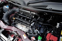 「K12C」と呼ばれる1.2リッター直4 DOHCエンジン。マイルドハイブリッドシステム搭載車では、車速が0～約100km/hの間で、最長で30秒間にわたりモーターアシスト機能が働く。