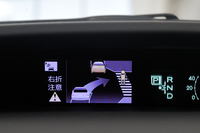 ITS専用の通信回線を利用した、協調型運転支援システムのデモ。交差点に備えられたセンサーが歩行者を検知。情報を受信した車両がモニター表示などでドライバーに注意を促すというものだ。
    