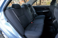 リアシートは6：4分割だが、後ろにハイブリッドバッテリーを積むため、右側（6の方）しか倒せない。