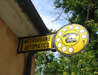 「なんで『ダイヤルを回す』っていうんですか？」という質問が飛び出す日は、そう遠くないかもしれない。これはイタリア・エルバ島に残っていた古い「公衆電話あります」の表示。