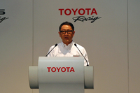 あいさつを述べる豊田社長。「自身レースに参戦したことで、よいクルマ作りを行うためのセンサーが研ぎ澄まされた」などと、モータースポーツへの思いを熱く語った。
    