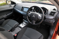 基本的にセダンと共通のインテリア。写真は、2リッターNAユニットを積む「スポーツ」のもの。
【スペック】スポーツ：全長×全幅×全高＝4585×1760×1515mm／ホイールベース＝2635mm／車重＝1420kg／駆動方式＝FF／2リッター直4DOHC16バルブ（154ps／6000rpm、20.2kgm／4250rpm）／価格＝216万3000円（テスト車＝255万8850円／寒冷地仕様＝1万2600円／ルーフスポイラー＝4万2000円／7インチワイドモニターHDDナビゲーション＋リアビューカメラ＝22万5750円／サイド＆カーテンエアバッグ＝8万4000円／ボディカラー・パッションオレンジパール＝3万1500円）