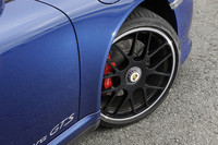 軽量化に寄与するセンターロックシステム採用の19インチ鍛造RSスパイダーホイールは、もともとは「911ターボ」専用に設計されたホイール。これを「GTS」専用にアレンジしている。タイヤサイズは、フロントが235/35ZR19、リアが305/30ZR19。試乗車が装着していた銘柄はブリヂストンのポテンザRE050Aだった。
