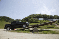 【スペック】エクスプローラー・スポーツトラックXLT：全長×全幅×全高＝5370×1870×1840mm／ホイールベース＝3315mm／車重＝2230kg／駆動方式＝4WD／4リッターV6SOHC12バルブ（213ps/5100rpm、35.1kgm/3700rpm）／価格＝398万円（テスト車＝403万8600円／フロアマット＝4万4100円／ETC＝1万4500円）
写真をクリックすると、シーソーを越えるエクスプローラー・スポーツトラックが見られます