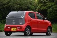 上級グレード「X」には、後部ドアのみ灰色になる「ミディアムグレー2トーンバックドア仕様」もラインナップされる。