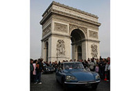 群集から声援とフラッシュを浴びながら朝10時に凱旋門を出発。