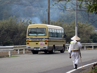 一方で、大半の道がクルマと同じ舗装路。固い舗装が次第に足に効いてくる。徳島の片田舎、一日に数回しかこないバスと、その傍らをただただ歩く遍路。