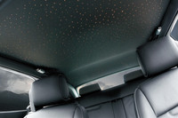 ロールス・ロイス自慢のビスポーク・プログラムは、オーナーの希望どおりに車を仕上げるオーダーシステム。これを使えば、天井に「スターライト・ヘッドライナー」と呼ばれる装飾を施すことも可能となる。光ファイバーで導かれた“星”の数は実に1600個。写真ではわかりづらいが、実物は「満点の星空」と見紛うほど美しく光り輝いている。