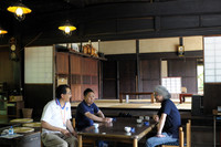 道中、築80年の古民家にも立ち寄った。村の情報をブログで発信している地元の方からお話を伺いつつ、お茶とお菓子でひと休み。