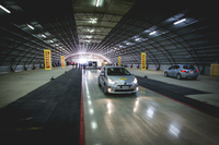 氷上ブレーキテストに臨む「トヨタ・アクア」（現地名：「プリウスc」）。トレッド面がアイス路面をしっかり捉えている様子が体感できた。