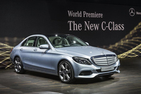 ダイムラーの「ニューイヤーレセプション」で公開された新型「メルセデス・ベンツCクラス」。（写真＝ダイムラー）
    