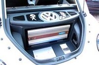 昨年のイベント出品車をご紹介。まずはニュービートル。リアを開けてビックリ。ワーゲン・マークをデザインに盛り込み、オーディソンのアンプとカロッツェリアのプロセッサーから、電源強化のキャパシターまでスマートにインストール。システムデザインのセンスが光る。