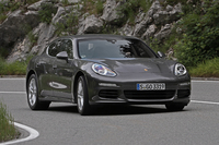 新開発の３リッターターボを積んだ「4S」は、0-100km/h加速4.8秒、最高速度286km/hの動力性能を実現。ストレッチ版の「エグゼクティブ」でも、0-100km/h加速は5.0秒となっている。
    