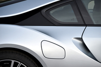 ボディーの後端に向けて下降するルーフラインと、リアホイールアーチ上でせり上がるキャラクターラインによって「ストリームフローライン」が形成される。