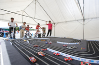 ミニカーショップやキッズカートなど、お子さまが楽しんでいただけるブースもたくさん。ぜひ、ご家族皆さまでおいでください！
    （写真は2012年のもようです）