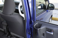 ピラーに備わるグリップは、子供の後席への乗降などに便利。