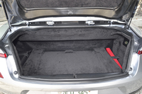 トランク容量は279リッター。「DBSヴォランテ」比で50％拡大されている。