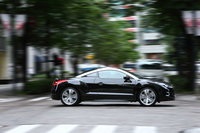 MR車を思わせるプロポーションの「RCZ」だが、すべてFF。ESPやヒルホールド機能も備わる。
    