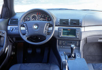 インテリアは、セダンと変わらない。写真は、ラジオ、ハンズフリー電話などのスイッチを組み込んだ「マルチファンクションステアリングホイール」と、ナビゲーションシステムを装備した仕様。 
    
    