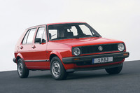 「フォルクスワーゲン・ゴルフII」
“ビートル”こと「フォルクスワーゲン・タイプ1」に代わるモデルとして、1974年にデビューした。横置きエンジンで前輪を駆動するハッチバックという実用的なパッケージングで世界的にヒットし、小型車のベンチマークとなった。映画に登場するのは、1983年に初のモデルチェンジを受けた2代目。