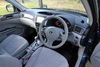 インテリアデザインは、基本的にそのまま。インストゥルメントパネルの材質がより上質感のあるものに変えられた。