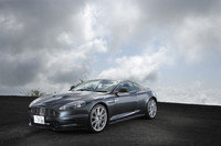 ボンネット、フロントフェンダー、トランクリッドはカーボンファイバー製、ルーフとドアにはアルミが用いられている。