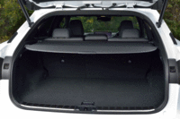 荷室は標準の状態で、9.5インチのゴルフバッグを4つ収納できる容量が確保される。車体に直接触れることなく、エンブレムに手をかざすだけでバックドアを開けられる「タッチレスパワーバックドア」も、全車に備わる。（写真をクリックすると荷室のアレンジが見られます）