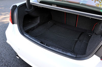 フロア下にバッテリーが収まるために、トランク容量は90リッター減の390リッターとなる。