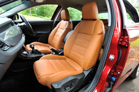 ナチュラル色の革シートが標準で与えられる。