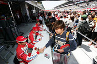 大型連休の真っ最中ということもあり、5万2400人の観客がつめかけた。写真は、ピットウォークでファンにサインするニスモチームのドライバーたち。手前は本山哲。