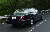 【スペック】XJ8 4.2：全長×全幅×全高＝5090×1900×1450mm／ホイールベース＝3035mm／車重＝1680kg／駆動方式＝FR／4.2リッターV8DOHC32バルブ（304ps／6000rpm、42.9kgm／4100rpm）／車両本体価格＝993.0万円