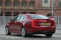 トランクリッドに備わる特徴的なリアストップランプはスポイラーとしても機能するようデザインされている。Cd値は0.299。