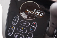 「eKワゴン」に続いて採用されたタッチパネル式のオートエアコン。