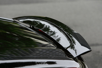 リアエンドには、車速に応じて2段階（19度／34度）に角度を変える「アクティブリアスポイラー」が備わる。手動操作もできる。
    