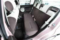 後席は座面がスライドし、荷物が転がらないように載せられる「ロングクッションモード」を採用。（写真をクリックするとロングクッションモードが見られます）