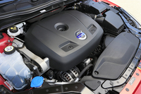 「V40 T5 R-DESIGN」は2リッター直4直噴ターボエンジンを搭載。最高出力245ps、最大トルク35.7kgmを発生する。
    