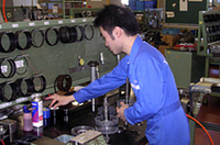 リビルトオートマチックトランスミッションは、入念な部品洗浄などが行われた上、ひとつひとつ手作業で組み上げられる。