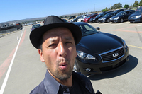 「インフィニティQ70（日本名：日産フーガ」を前に。このほかにも、会場には日本ではお目にかかれない海外向けの日産車が大集合していた。
    