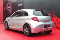 オーバーフェンダーやセンター出しのマフラーエンドなどで、スポーティさが強調される。