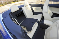 リアシートは5:5の分割可倒式で、シートを倒せば長い荷物も収納できる。