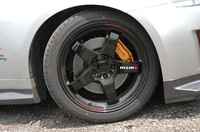 タイヤは、ブリヂストン「ポテンザ S-03 PolePosition」。275/40ZR18サイズのヘビー級シューズを履く。ちなみに、19インチホイールを現在開発中だという。