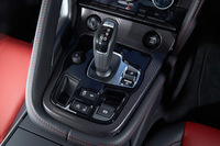 8段ATのシフトセレクター。センターコンソールには、走行モードの選択や、リアディフューザーの開閉、排気音の切り替えなどに用いるスイッチ類が備えられている。