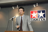 あいさつする田宮昌行社長。