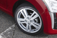 タイヤサイズは165/50R16。アルミホイールを標準装備している。