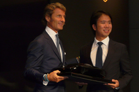 アウトモビリ・ランボルギーニ代表兼CEOのステファン・ヴィンケルマン氏（左）と、コーンズ・モータース代表取締役社長の渡 健作氏（右）。