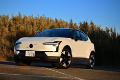 「ボルボEX30」の新たなエントリーグレード「プラス シングルモーター」に試乗。その仕上がりを報告する。