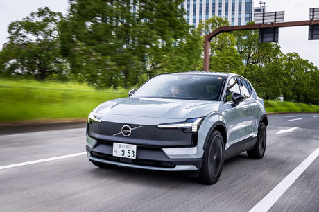 ボルボの電気自動車「EX30」のラインナップにSUV風味あふれるデザインと4WDを採用した「クロスカントリー」...